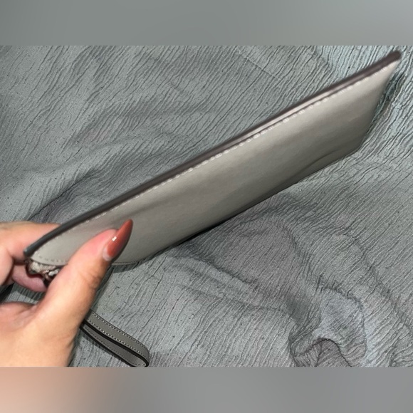 Michael Kors Giftables XL Zip Clutch Bag Saffiano Leather “Gray” Heart Studs - Picture 11 of 11